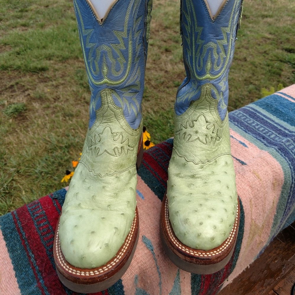 Lucchese Woman's Full Quill Ostrich 2000.  7 B